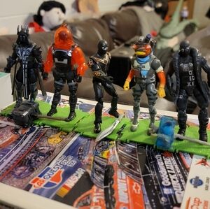 5 Fortnite Figures With 3 Weapons And 3 Partial Figures
